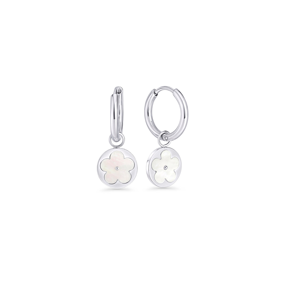 Silver hoop earrings with a round pendant featuring a mother-of-pearl flower on a white background. Nickel-free, waterproof & tarnish-resistant stainless steel earrings for sensitive skin, minimalist luxury jewelry by Mia Bijoux Canada.
Boucles d'oreilles anneaux argentées avec pendentif rond orné d'une fleur en nacre sur fond blanc. Boucles d'oreilles en acier inoxydable sans nickel, résistantes à l'eau et anti-ternissement pour peaux sensibles, bijouterie de luxe minimaliste par Mia Bijoux Canada.