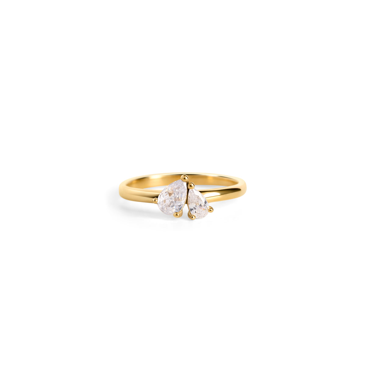The front of a slim gold ring with two pear-cut clear stones set side by side on a white background. Nickel-free, waterproof & tarnish-resistant stainless steel ring for sensitive skin, minimalist luxury jewelry by Mia Bijoux Canada.
Vue de face d'une bague fine dorée sertie de deux pierres transparentes taille poire côte à côte sur fond blanc. Bague en acier inoxydable sans nickel, résistante à l'eau et anti-ternissement pour peaux sensibles, bijouterie de luxe minimaliste par Mia Bijoux Canada.