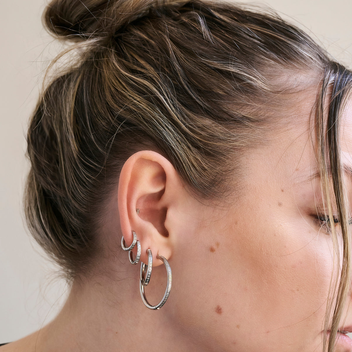 Mini Stacks Chic Huggie Earrings - 8mm